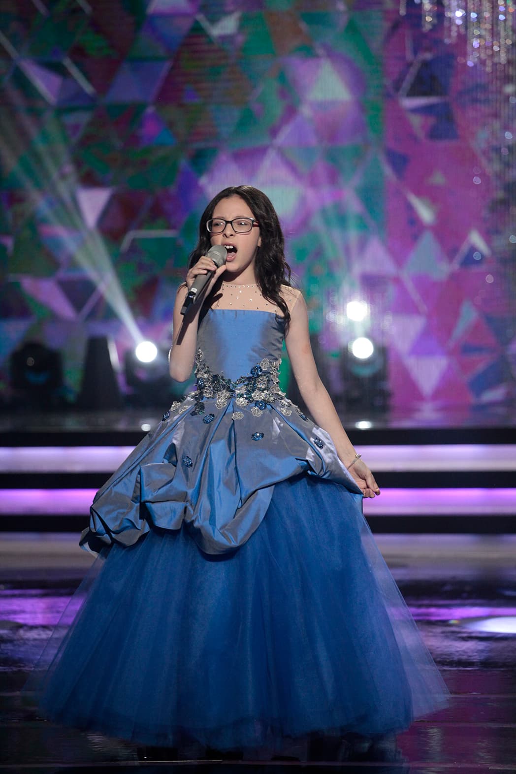 Ningún detalle distrajo a Taisia para que siguiera cantando con total concentración.