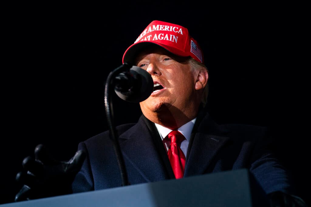 El presidente Donald Trump habla durante un mitin en el Aeropuerto Cherry Capital, en Traverse City, Michigan, el lunes 2 de noviembre de 2020.