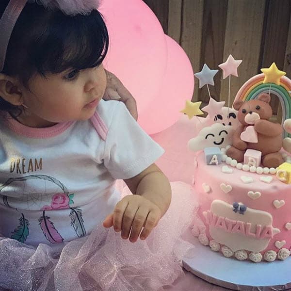 <b><a href="http://www.univision.com/novelas/vino-el-amor/juan-vidal-se-convirtio-en-papa-de-la-pequena-natalia">La nena se llama Natalia y su llegada cambió la vida de ambos</a></b>
<a href="http://www.univision.com/novelas/vino-el-amor/juan-vidal-se-convirtio-en-papa-de-la-pequena-natalia">.</a> Con este pastel celebraron su primer añito de vida.