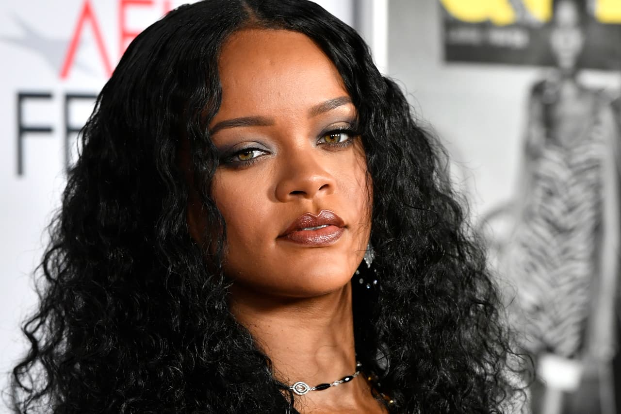 <b>Puesto 16: Rihanna, Fundación Clara Lionel / Fenty Beauty. </b>Su organización sin fines de lucro prometió cinco millones de dólares para abordar las necesidades de las familias afectadas por la pandemia, convirtiéndola en una de las primeras celebridades en ayudar financieramente en la crisis.
<br>