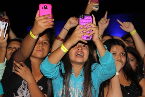 El Dasa revolucionó Phoenix con su voz y carisma, enloqueciendo a miles de fans que los esperaban ansiosas. El chulo causó furor con sus movimientos sexy y desafió seguridad para acercarse y bailar con sus consentidas.