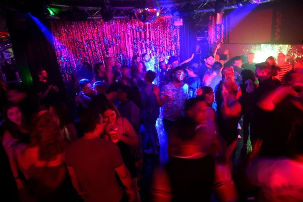 Algunos lugares del país, 
<a href="https://www.univision.com/local/los-angeles-kmex/coronavirus-vacunas-leon-krauze-los-angeles">como Los Ángeles</a>, se habían adelantado a la medida de los CDC, ante la asombrosa subida de los contagios y las hospitalizaciones en los últimos días. Esta imagen es de un club nocturno justo antes de que entrara en vigor el nuevo mandato el 17 de julio, una escena que no se volverá a ver por un tiempo en todo el país.