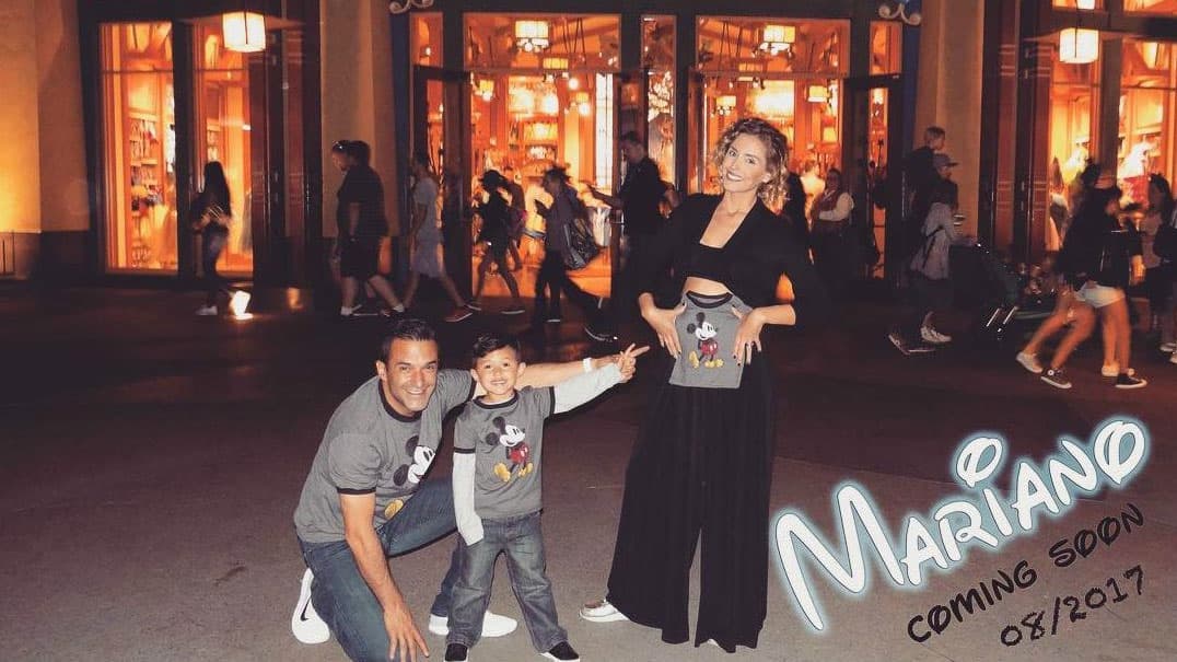 Durante su viaje familiar a Disneyworld, ella, su esposo y su hijo Emiliano compartieron esta imagen con el siguiente texto: "Estamos felices de compartir esta noticia con todos!!! La vida nos sigue llenando de bendiciones ... estamos felices con tu llegada !!! Ya te amamos Mariano !!!! 16 semanas y contando".