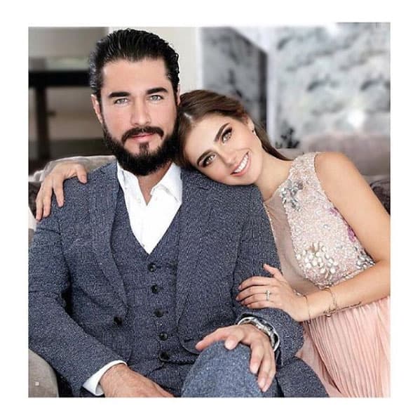 Esta parejita anunció su compromiso y su embarazo en los primeros meses del año pasado.