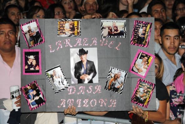 El Dasa revolucionó Phoenix con su voz y carisma, enloqueciendo a miles de fans que los esperaban ansiosas. El chulo causó furor con sus movimientos sexy y desafió seguridad para acercarse y bailar con sus consentidas.