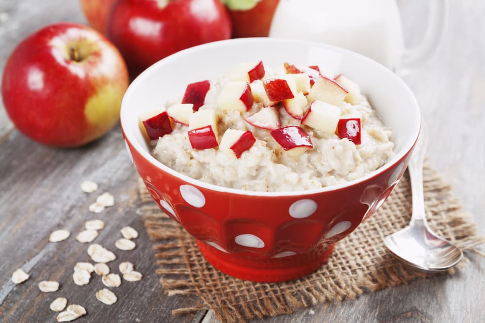 Si comes avena o cereal, no agregues azúcar para endulzar, simplemente añade tu fruta favorita y llénalo al tope para saciar tu apetito.