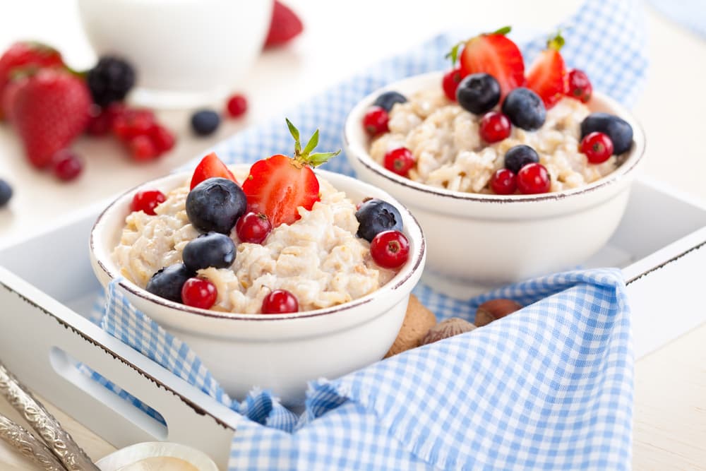 Los martes, por ejemplo, puedes darle a tu hijo avena que lleve frutas, yogurt y nueces.