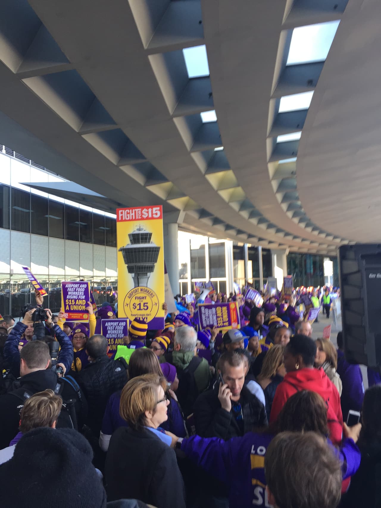 Acompañados por empleados de comida rápida y del cuidado infantil que realizaron una marcha nacional este día, los trabajadores del aeropuerto exigieron mejores condiciones salariales.