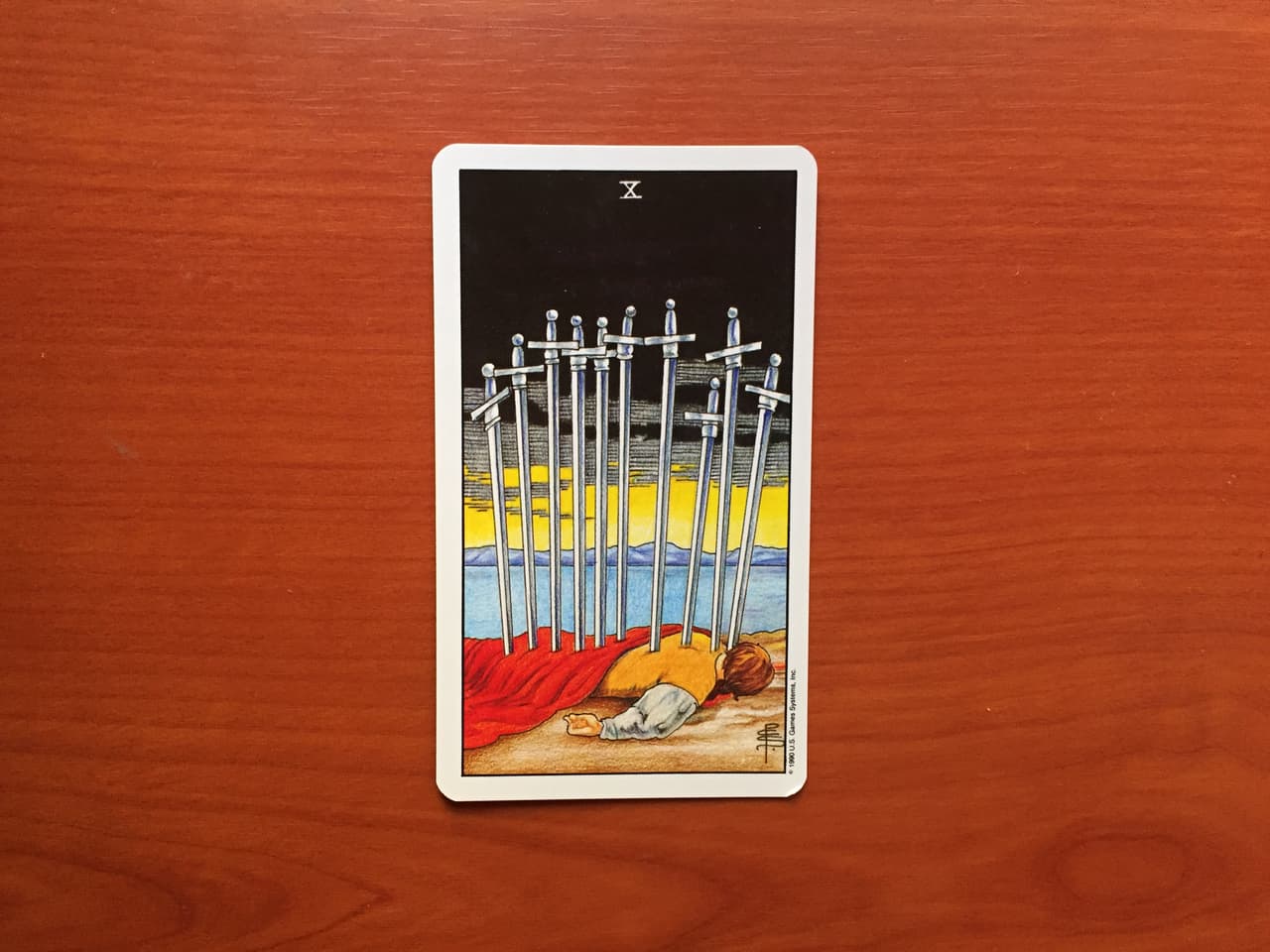 De cualquier manera, la imagen usualmente representada por el diez de espadas es bastante fuerte: un hombre yace inerte en el suelo, y su cuerpo está atravesado justamente por diez espadas, ante un paisaje lúgubre y oscuro. Cae la noche y la vida se acaba...