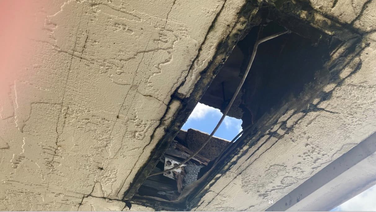 En las imágenes se observan los daños que presenta el inmueble. Según las autoridades, la propiedad tiene múltiples violaciones al código de la ciudad.