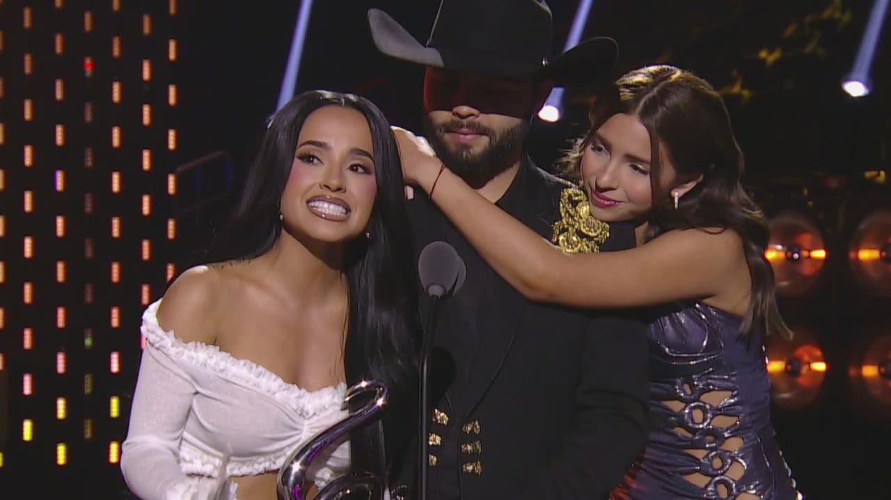 Ángela Aguilar y Becky G recuerdan con emotivas palabras a sus abuelos migrantes en Premio Lo Nuestro
