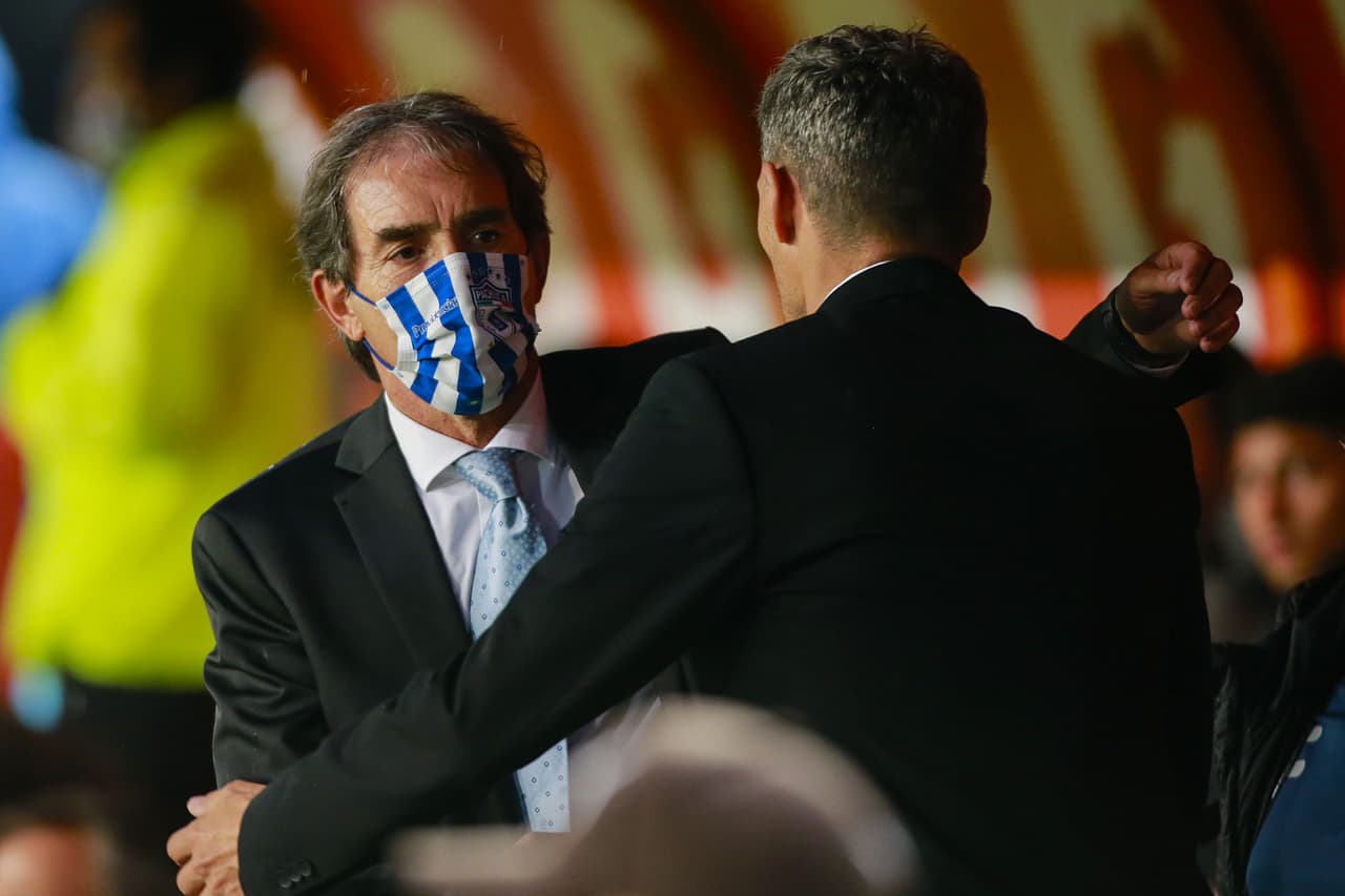 Almada y Ortiz se saludaron con respeto antes del silbatazo inicial.