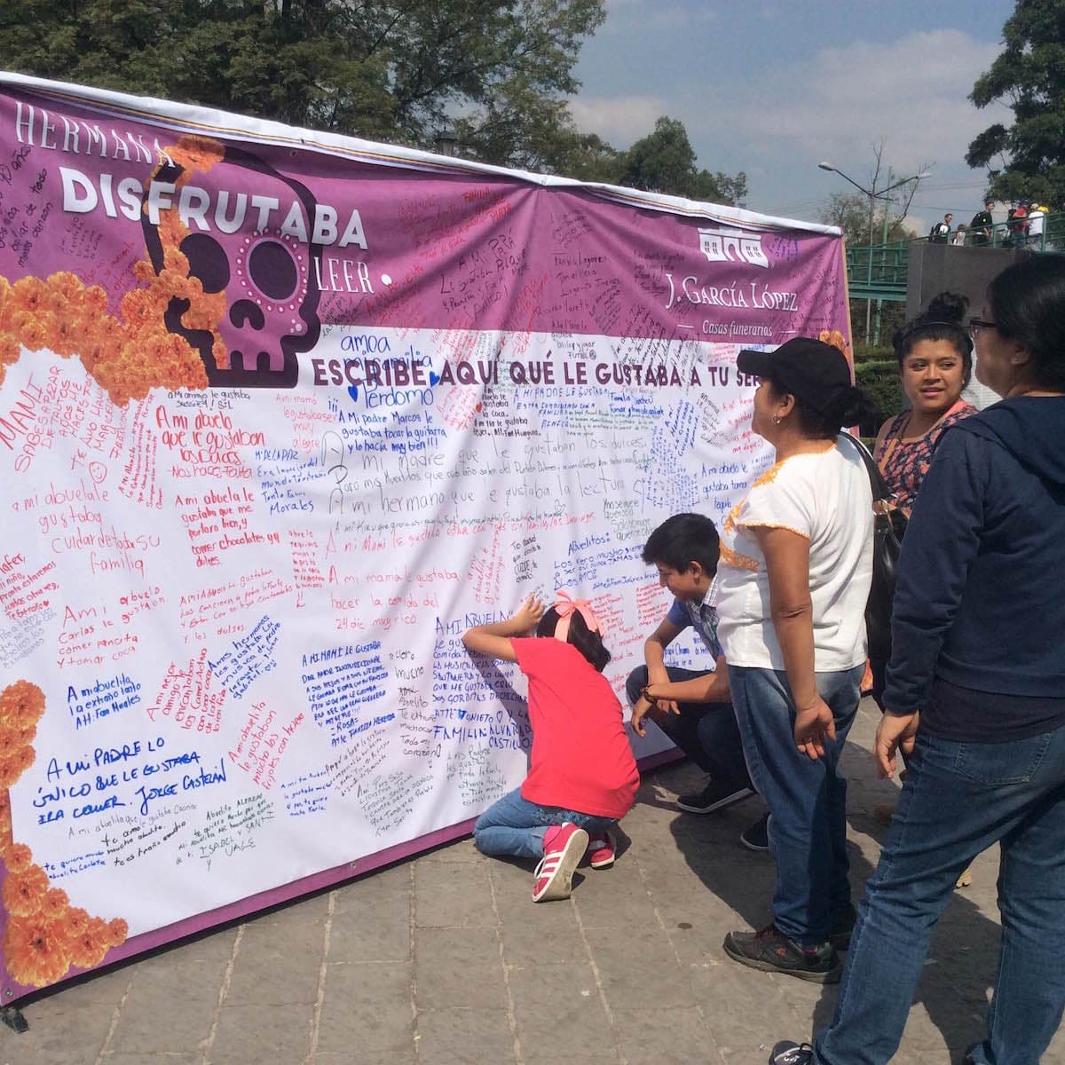 En la entrada del panteón, colocaron un muro para que las personas dedicarán mensajes a sus fieles difuntos