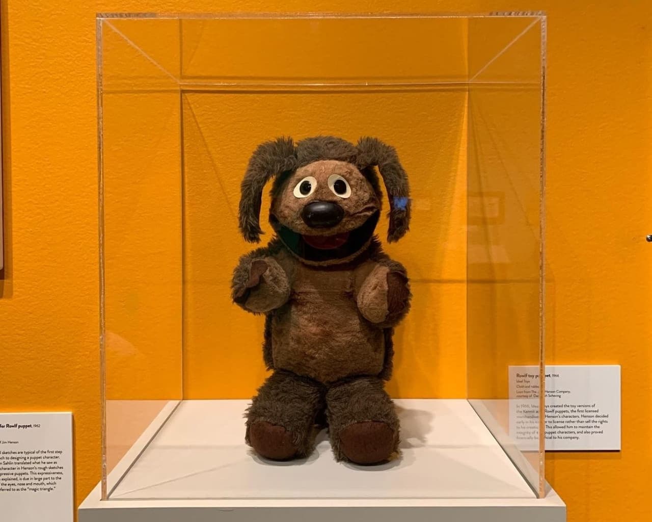 Jim Henson (1936–1990) fue un titiritero, animador, dibujante, actor, inventor y cineasta pionero. La exhibición presenta más de 150 objetos extraídos de los mundos de Sesame Street, Fraggle Rock, The Dark Crystal, Labyrinth y más.
<br>