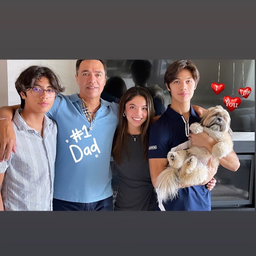 Gustavo Ángel no suele publicar 
<a href="https://www.univision.com/musica/regional-mexicano/asi-fueron-las-inolvidables-vacaciones-de-priscila-y-gustavo-angel-por-europa-al-lado-de-sus-hijos-fotos">fotografías de sus hijos Sara, Gustavo y Alejandro</a>, pero a través de la cuenta de Instagram de su esposa Priscila sus seguidores han podido conocer a su familia.