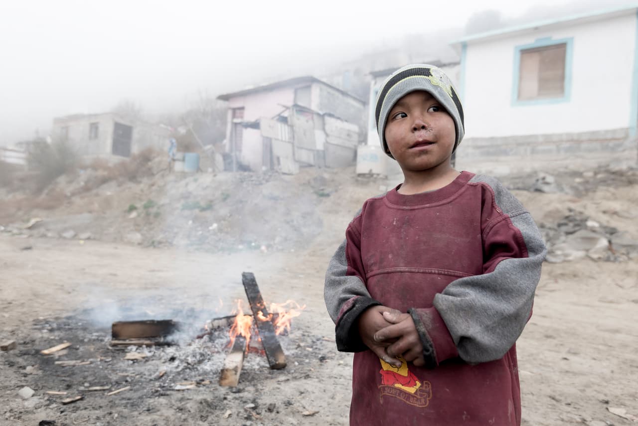 Un niño sufre las bajas temperaturas en una calle de las afueras de Saltillo. Medios locales aseguran que durante la noche del martes, brigadas de Protección Civil llevaron a albergues temporales a 20 indigentes y personas con viviendas que no resisten el frio extremo que azota la ciudad.