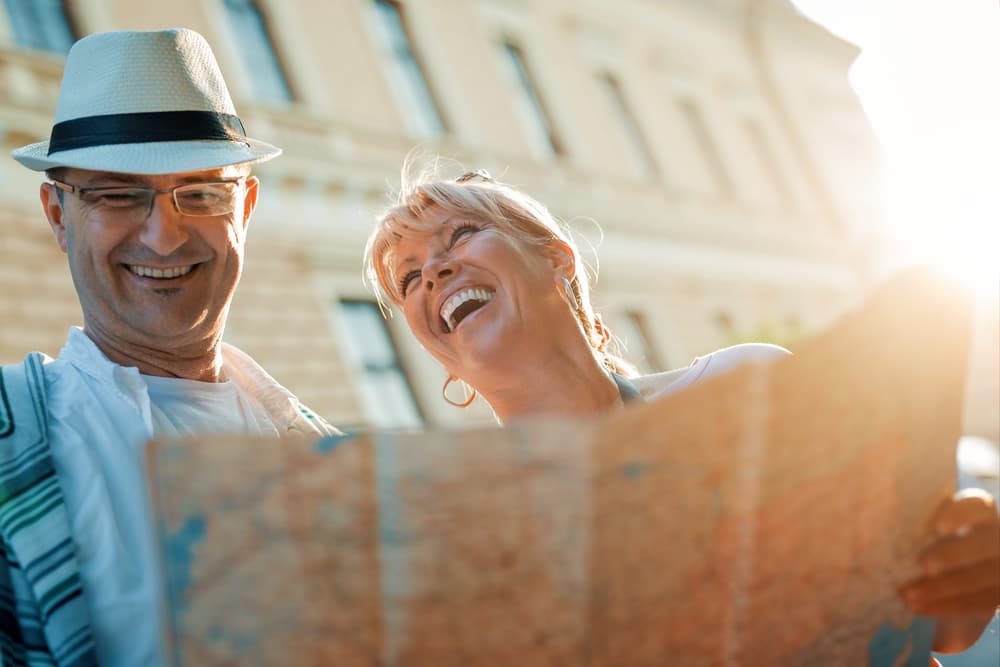 Unos boletos para una mini vacación con mamá en un lugar turístico sería ideal, sobre todo si es una sorpresa para los dos. Lo inesperado es la clave, la curiosidad es el secreto.
