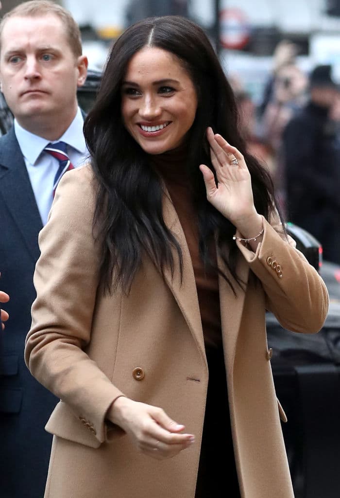 En el reporte que publicó el diario británico 'The Times' se alegó que Meghan Markle acosó y
<b><a href="https://www.thetimes.co.uk/article/royal-aides-reveal-meghan-bullying-claim-before-oprah-interview-7sxfvd2c3" target="_blank">"expulsó" a dos empleados del palacio. </a></b>
<br>