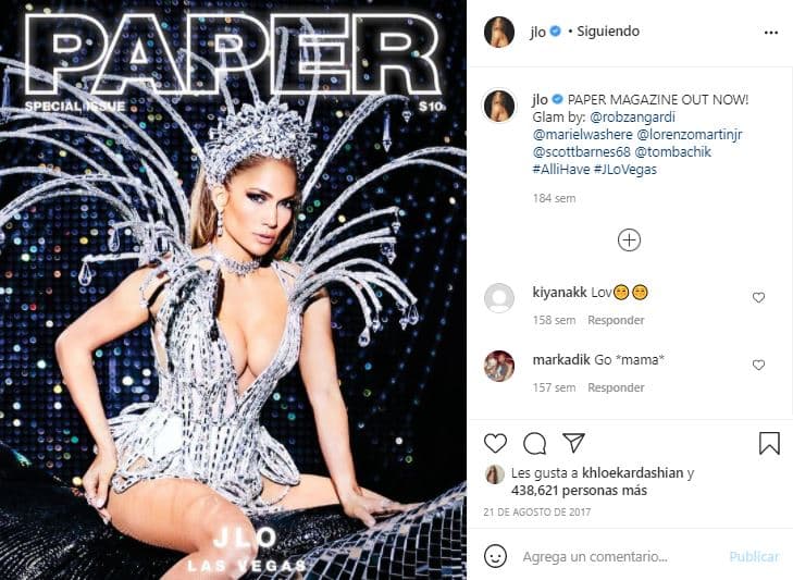 Jennifer Lopez también vistió sus creaciones. JLo utilizó un brillante corset y una corona de plumas de Rocky Gathercole para la foto de portada de la revista Paper, en la que habló de su residencia en Las Vegas.
