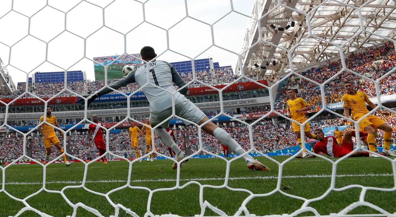 99.- Paolo Guerrero (Perú) al minuto 50. Perú 2-0 Australia.