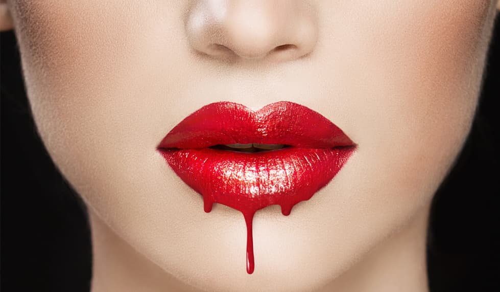 En estos meses del calor muchas de nosotras sufrimos con nuestro maquillaje, buscamos que sea duradero. Algunas veces la máscara de pestañas y el delineador hacen de las suyas y se corren, así que sin querer quedas como un look de panda nada agraciado. Hay trucos muy sencillos que puedes usar para lograr un maquillaje duradero y a prueba de altas temperaturas. Si no tienes productos resistentes al agua sigue estos consejos.