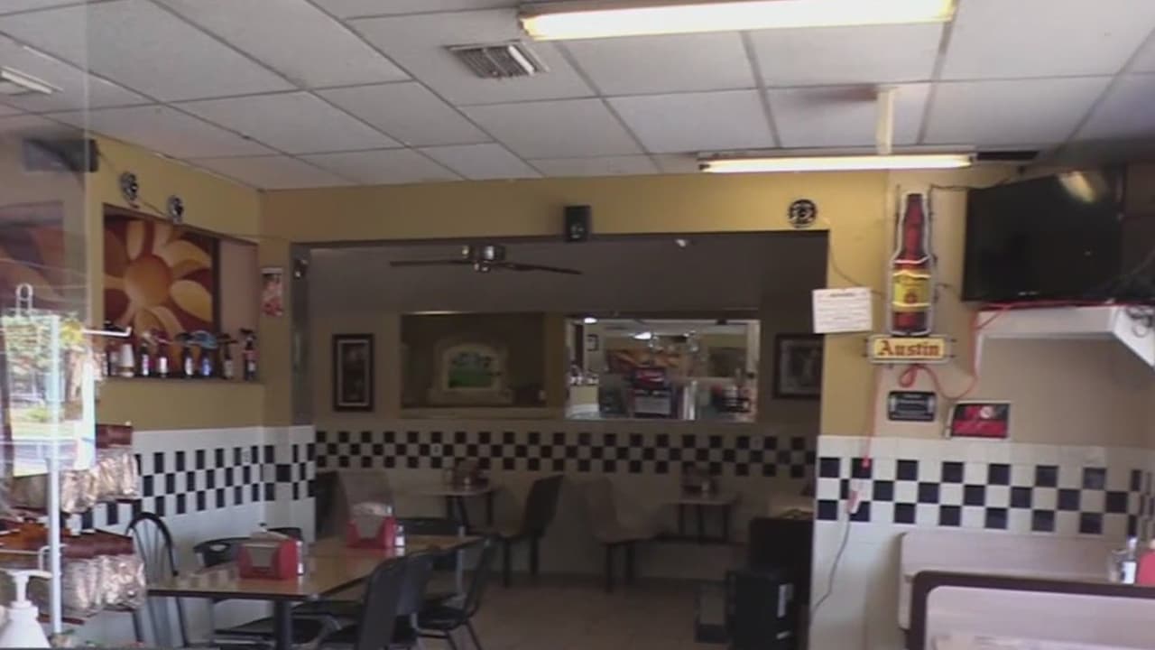 Dueños de negocios explican qué han hecho durante la pandemia del covid-19 para mantener los lineamientos se salud.