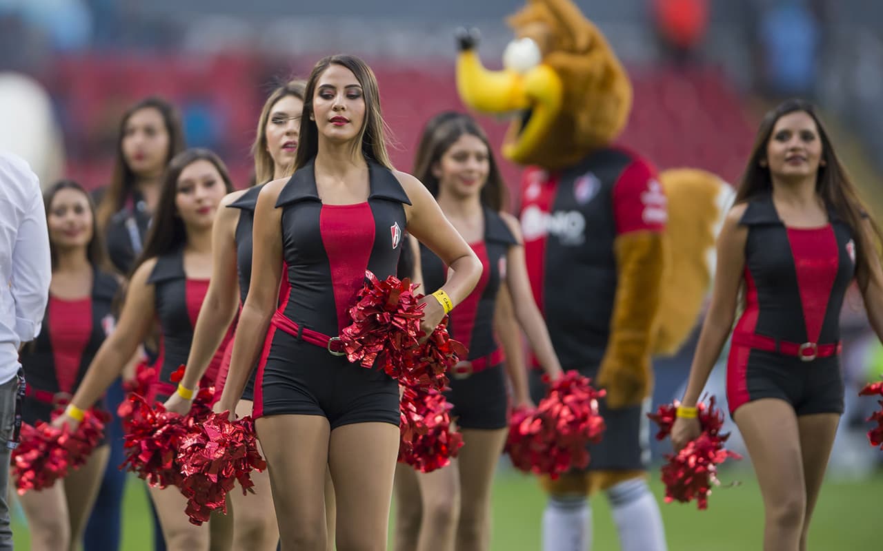 Las porristas del Atlas llegan al campo del Estadio Jalisco para el primer juego de los 'Zorros' en la Liga MX Apertura 2018.
