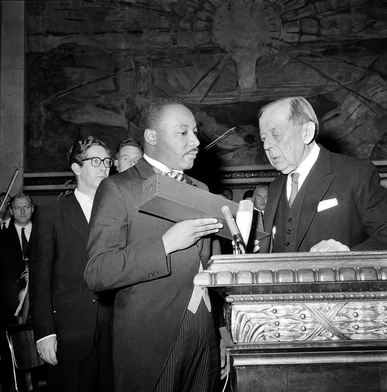 <b>Premio Nobel de la Paz </b>(Noruega, 1964)
<br>
<br>“Hoy rendimos homenaje a Martin Luther King Jr, el hombre que nunca ha abandonado su fe en la lucha desarmada que está librando, que ha sufrido por sus creencias, que ha sido encarcelado en muchas ocasiones, cuyo hogar ha sido atacado con bombas, cuya vida y la de su familia han sido amenazadas y sin embargo, nunca ha dudado”, concluyó el discurso de presentación del activista seleccionado por el Comité Noruego del Nobel.
