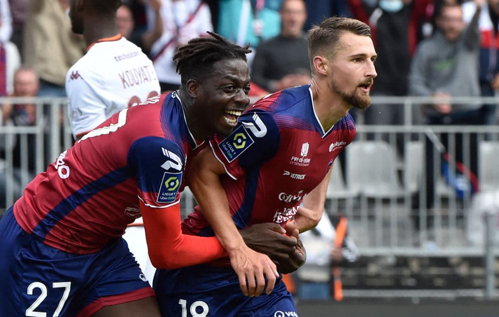 Clermont y Metz empatan 2-2 durante la jornada cuatro de la Ligue 1. Sikou Niakaté y Elba Rashani anotaron a favor de los locales, mientras que Ibrahima Niane y Arthur Desmas descontaron para la visita.