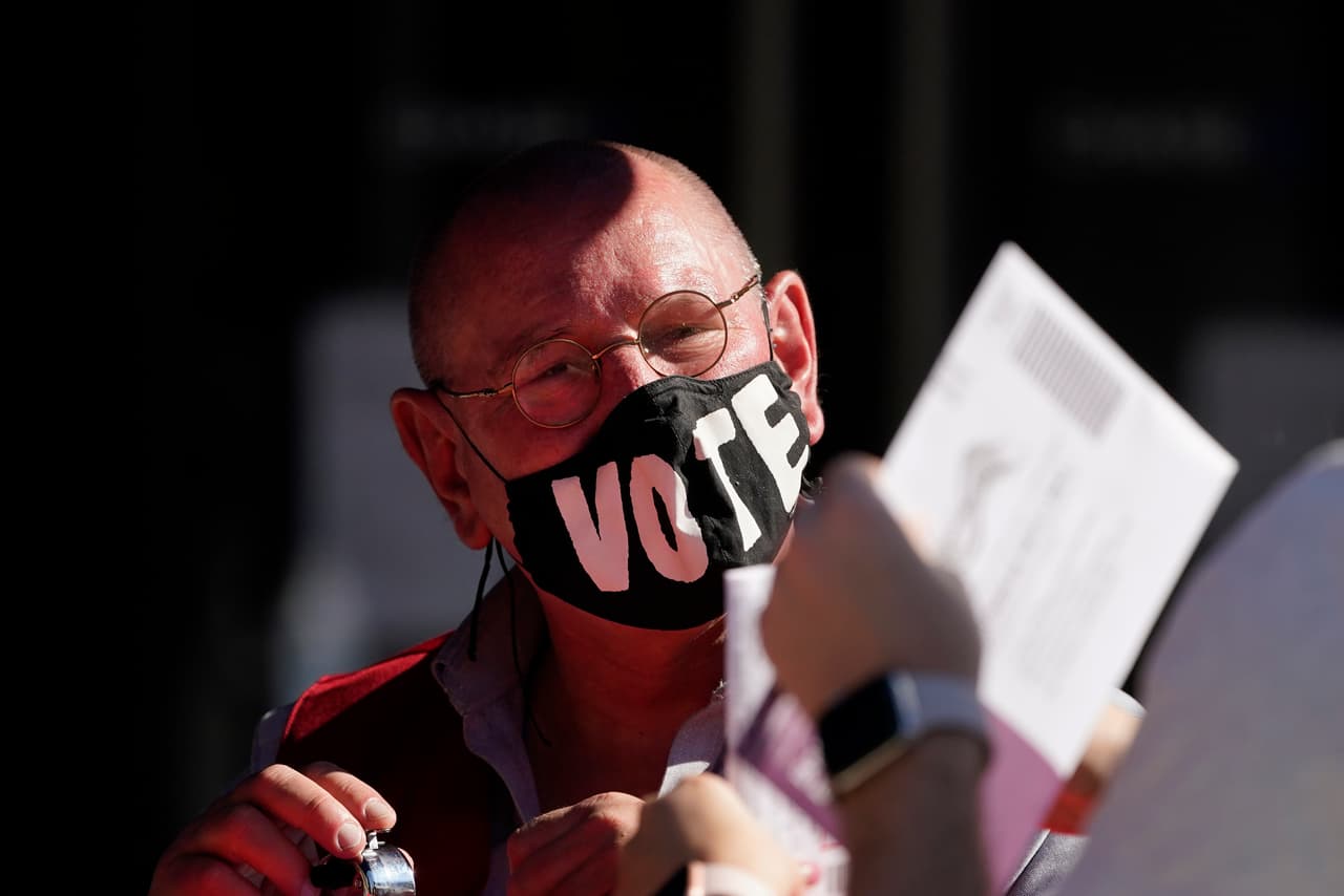 Uno de los requisitos principales para quienes decidieron salir a las urnas en medio de una 
<a href="https://www.univision.com/temas/coronavirus">pandemia global</a> es el uso obligatorio de cubrebocas. Algunos como Michael Suenke, empleado del Departamento de Elecciones de 
<a href="https://www.univision.com/temas/san-francisco">San Francisco</a>, aprovecharon para enviar un mensaje a través de su masacarilla.