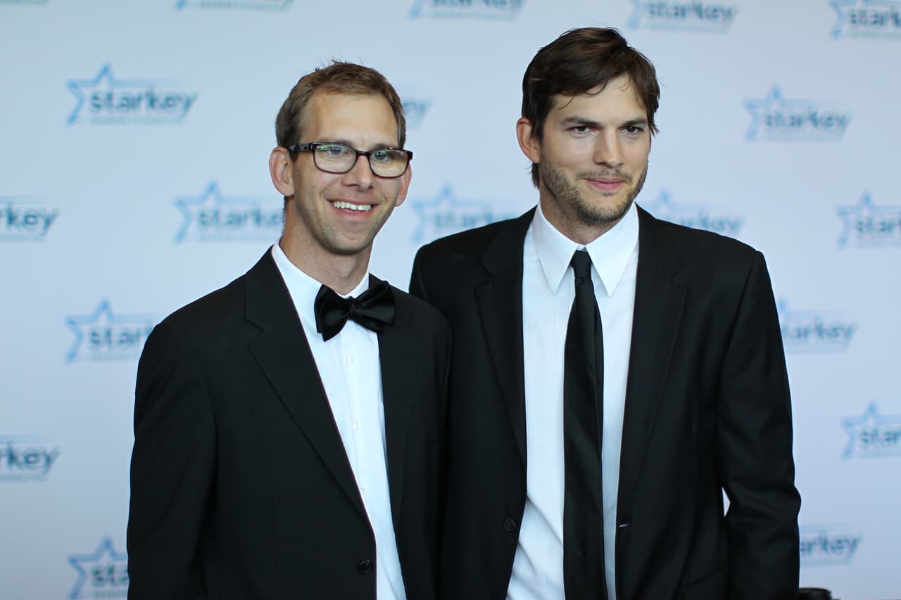 Ashton Kutcher y su hermano gemelo