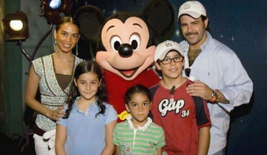 En la actualidad 
<b><a href="http://www.univision.com/temas/bibi-gaytan">Bibi</a></b> tiene 5 hijos a los que cuida como su más grande tesoro, y el sueño de sus fanáticos de que regrese a la televisión está muy lejano, sus mellizos de apenas 2 años tienen toda su atención.