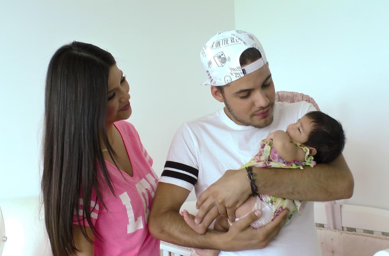 El tío William llegó también a casa de Ana y se animó a cargar a la bebé.