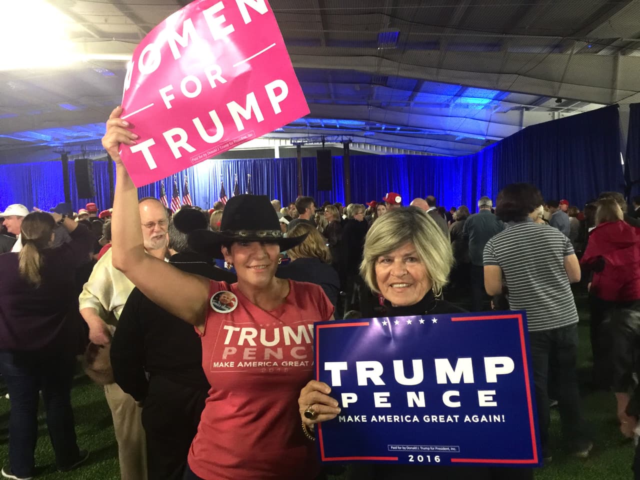 Las republicanas Micki Dibella y Bobbie Zimmerman.