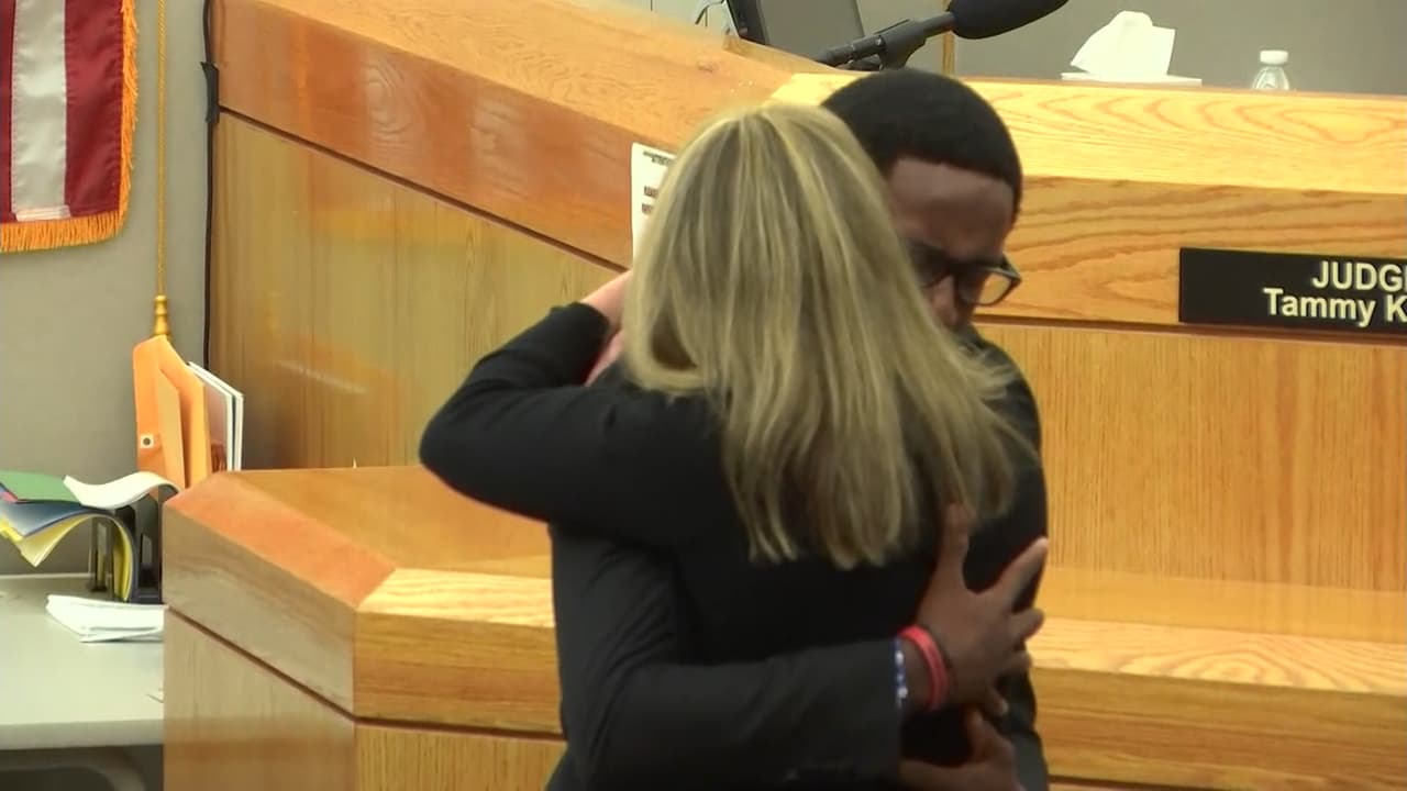 Tras la condena, Brandt Jean, hermano de Botham Jean le dijo a Amber Guyger, “Sé que si te acercas a Dios y le preguntas, él te perdonará. Estoy hablando por mí mismo, te quiero como a cualquier otra persona. Ni siquiera quiero que vayas a la cárcel. Eso es exactamente lo que Botham quisiera, da tu vida a Cristo”.
<br>
<br>Brandt Jean incluso pidió darle un abrazo a Amber Guyger al concluir su testimonio.
<br>