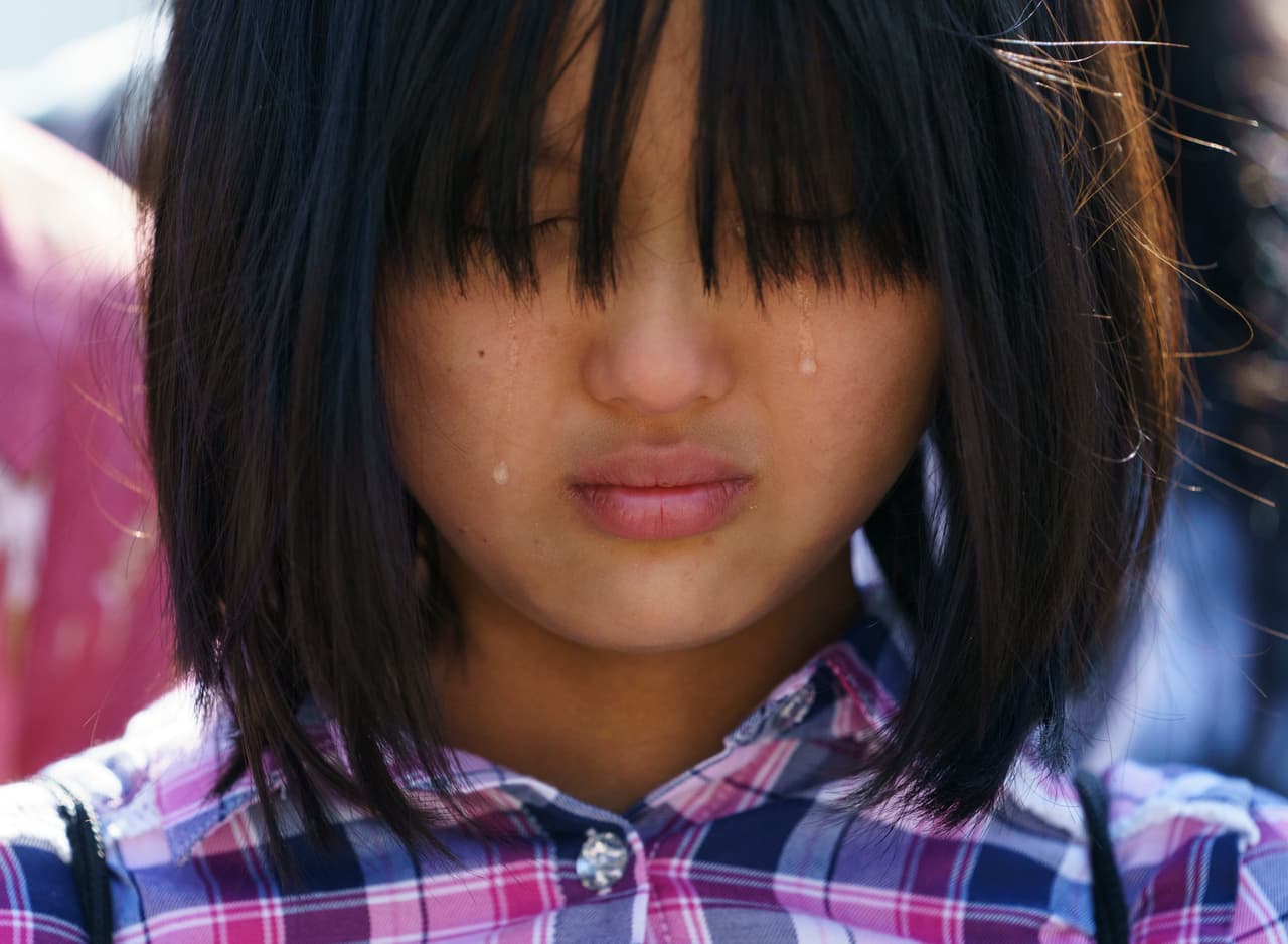 Naomi Liem, de 10 años, protesta frente a Corte Suprema por el arresto de su padre, detenido por ICE. La joven es parte un grupo de manifestantes en favor de refugiados provenientes de Indonesia.