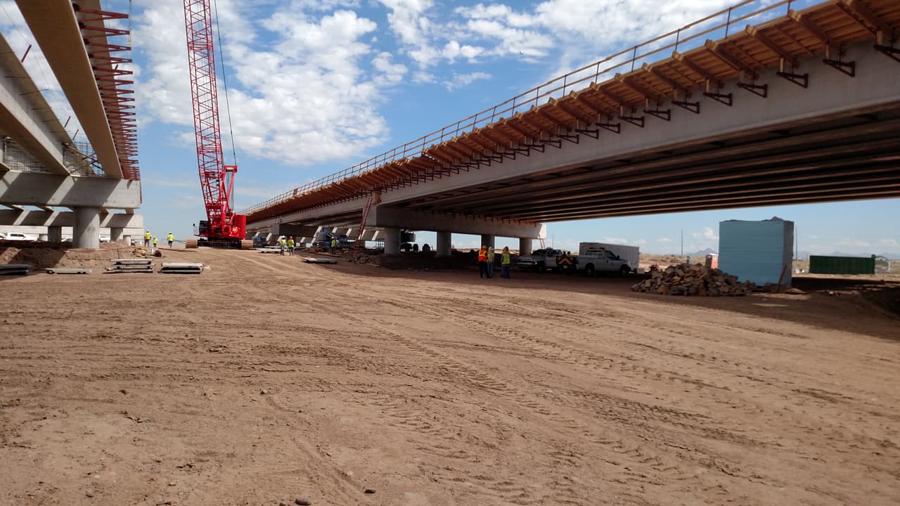 El Loop 202 (South Mountain Freeway) agregará 22 millas de autopista al sistema de transporte metropolitano existente de Phoenix. La autopista conectará el valle este y oeste.
<br>