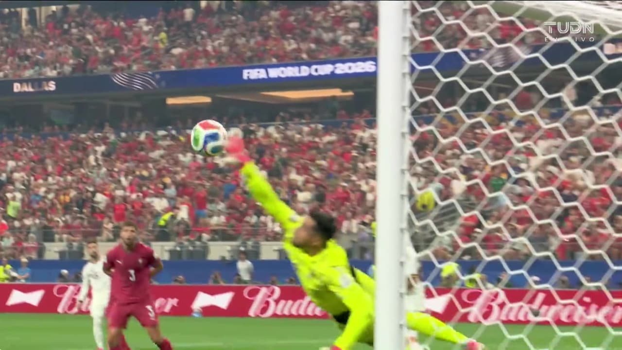 ¡Doble atajada de Costa! Primero Lamine y después Baena se pierden el gol