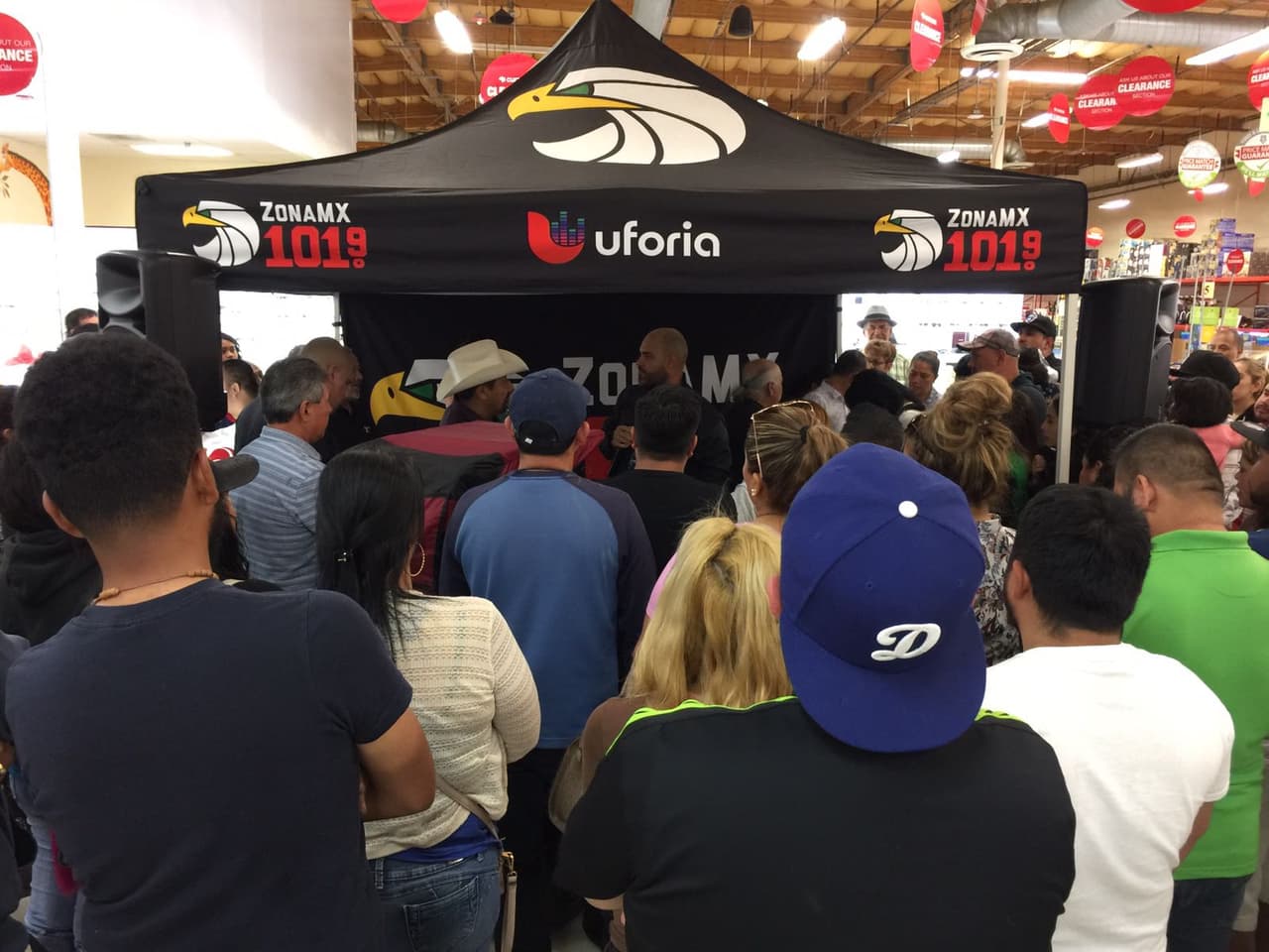 Raul 'El Pelón', Carla Medrano y El Feo vistieron de color verde las calles de Los Ángeles previo al partido de la selección de mexicana en esta ciudad.