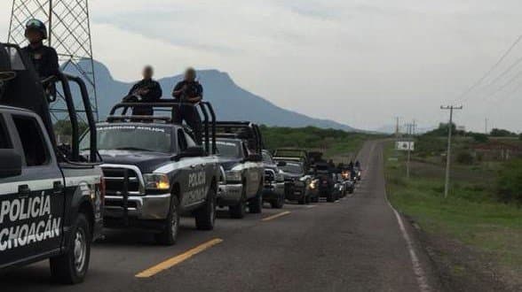 Convoy de patrullas estatales de Michoacán en la operación de arresto de funcionarios policiales del municipio Ocampo.
