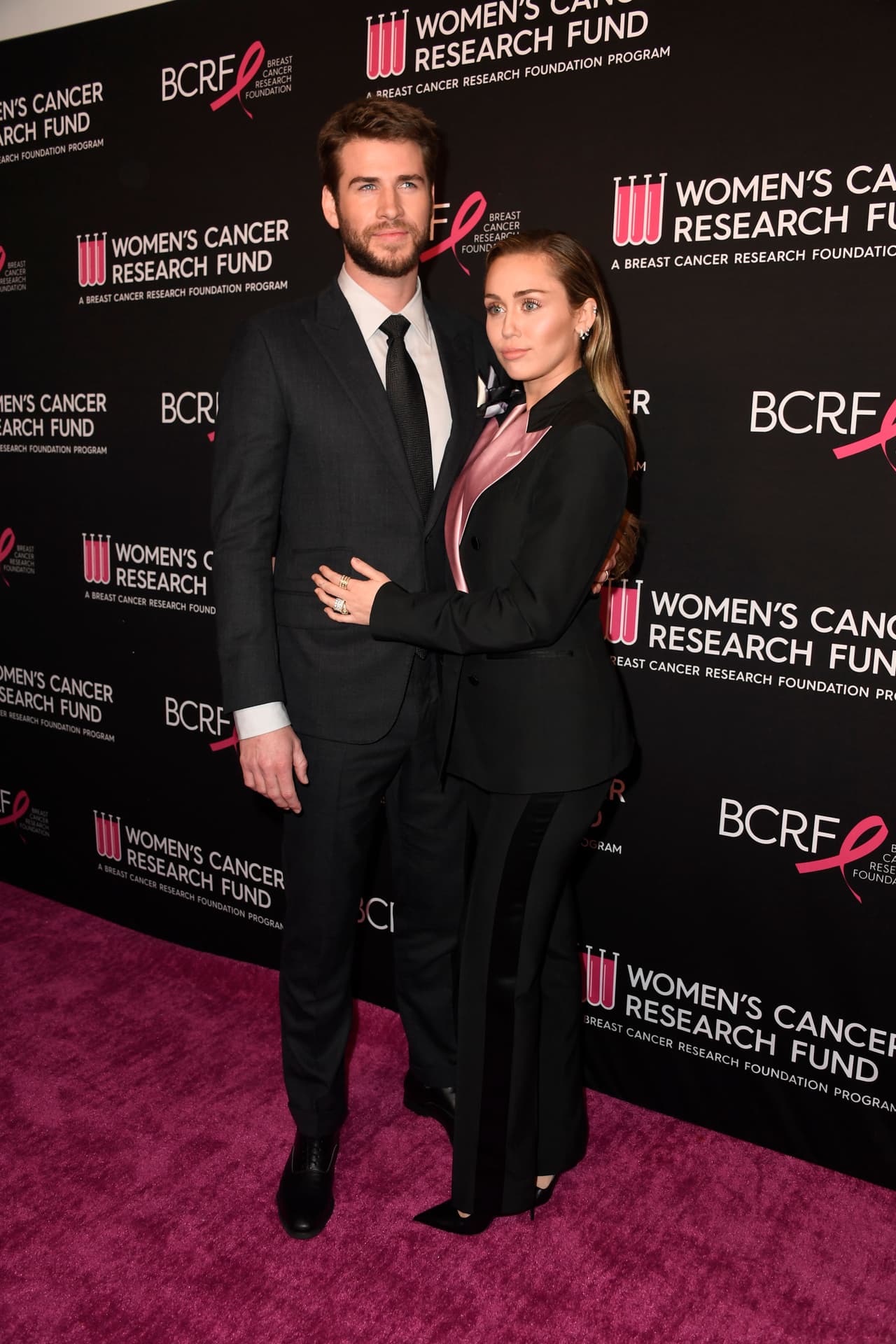 Fue hasta 2016 que la pareja oficializó su regreso y se comprometieron en matrimonio. Además, comenzaron a
<b><a href="https://www.univision.com/entretenimiento/con-un-vestido-de-8-600-dolares-miley-se-caso-con-liam-no-mas-romances-fugaces-fotos">vivir juntos</a></b> en Malibú, California.