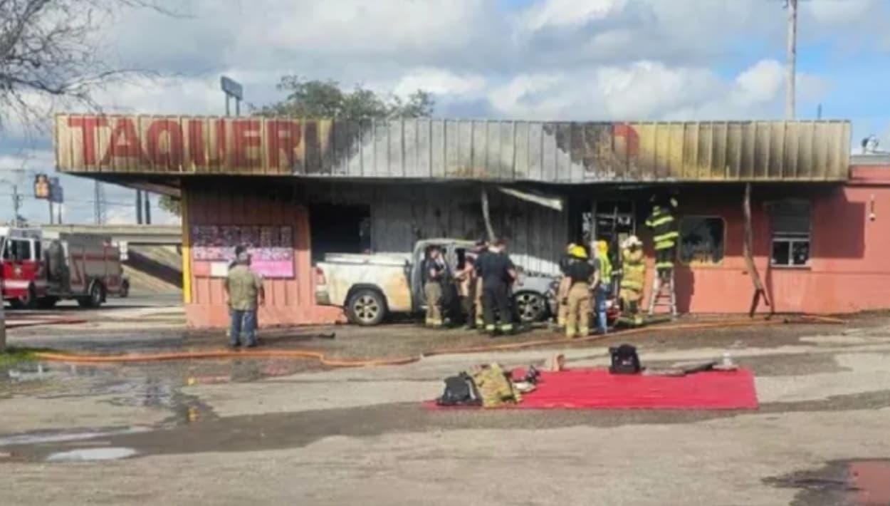 Taquería Jalisco se incendia en Devine, Texas.