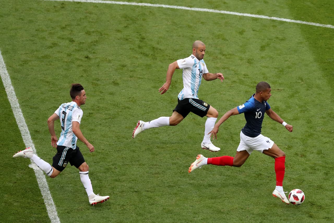 Esta imagen fue la más común en el juego. Mbappé por delante de los jugadores argentinos y con el espacio para hacer diabluras.