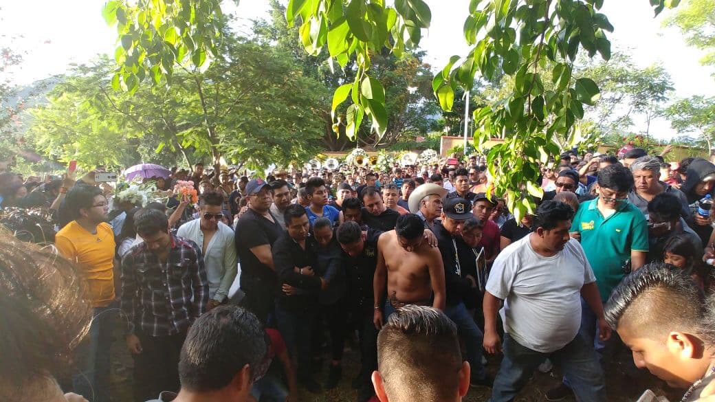 Los hermanos de Virgilio Ruiz y demás familia, lloraban inconsolables por la partida de su ser querido.