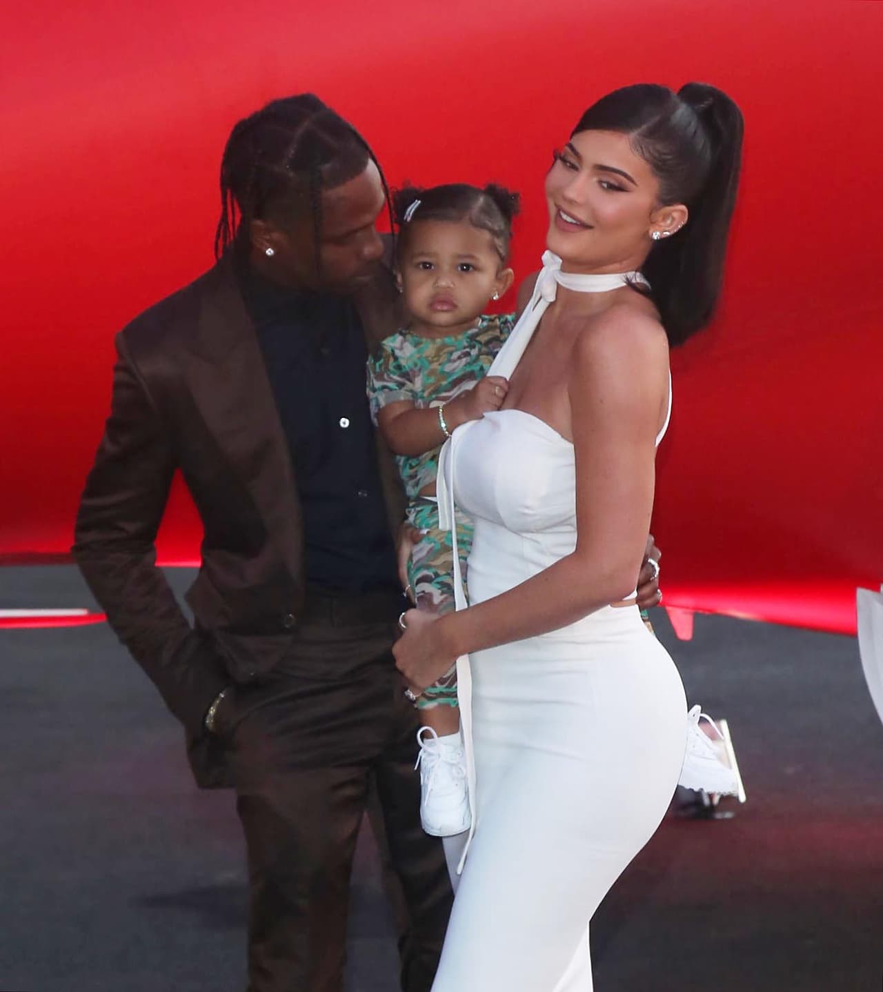 En octubre pasado se dio a conocer que 
<b><a href="https://www.univision.com/famosos/reportan-que-kylie-jenner-y-travis-scott-decidieron-separarse-por-un-tiempo-fotos" target="_blank">se separó de Travis Scott</a></b>, padre de su única hija. La pareja ha mantenido una relación cercana y cordial por el bien de la niña de 2 años. 
<br>