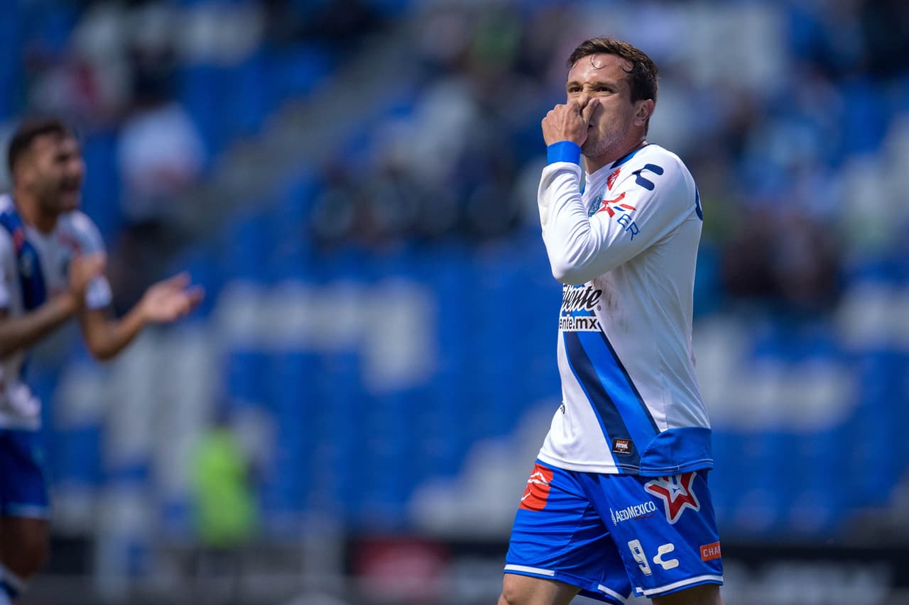 En el peor partido de la fecha tres, 
<a href="http://www.univision.com/deportes/futbol/liga-mx/puebla-y-queretaro-empatan-sin-goles-de-carambola-mandan-al-america-al-sotano-del-torneo-video" target="_blank">Puebla 0-0 Querétaro</a>, Amione pudo haber asistido a"El Pacorro" Torres para la ventaja camotera pero falló un pase de trámite para profesionales de primera división. El surgido del Atlante no termina por consolidarse.