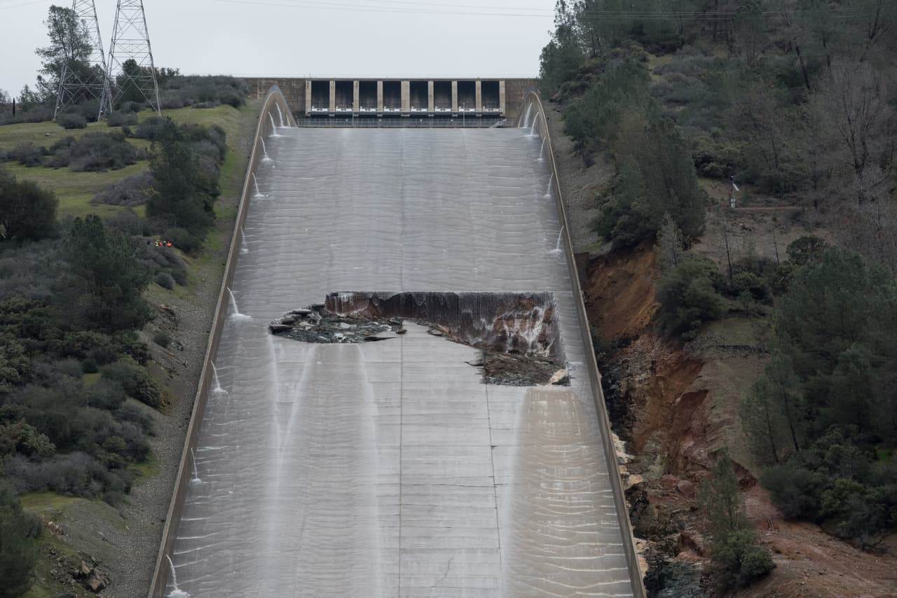 El martes 7 de febrero de 2017, la rampa de principal de salida de agua de la represa Oroville fue cerrada temporalmente tras detectarse una zanja en su estructura.