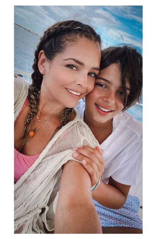 "
<b>Está muy contento y feliz. </b>Me pregunta: 'Mamá, ¿a qué edad fue tu primer novio?' y le dije: 'Creo que estaba en la secundaria, como a los 12 o 13 años'", reveló. 
<br>