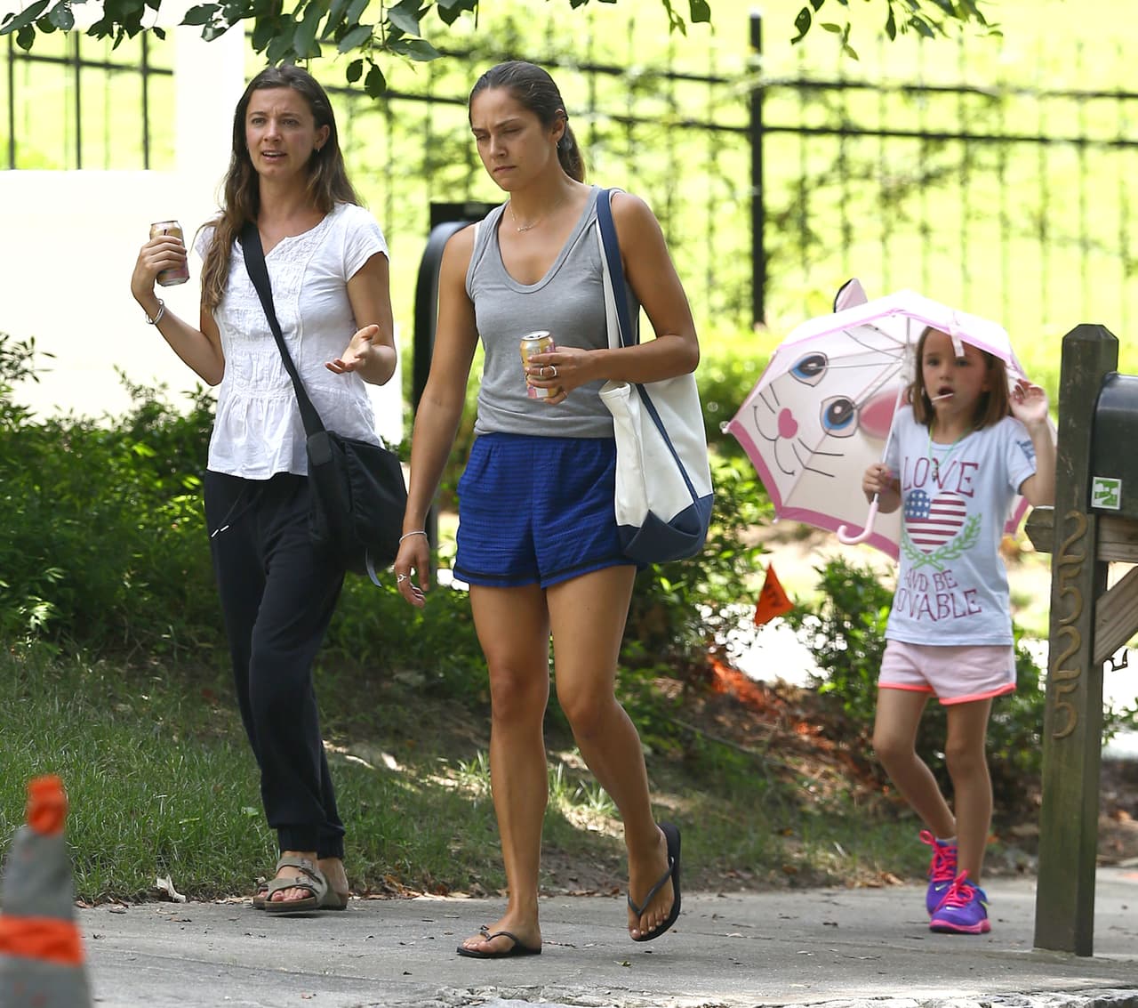 Esta vez sus hijas Seraphina y Violet fueron vistas de paseo con dos nanas nuevas.
