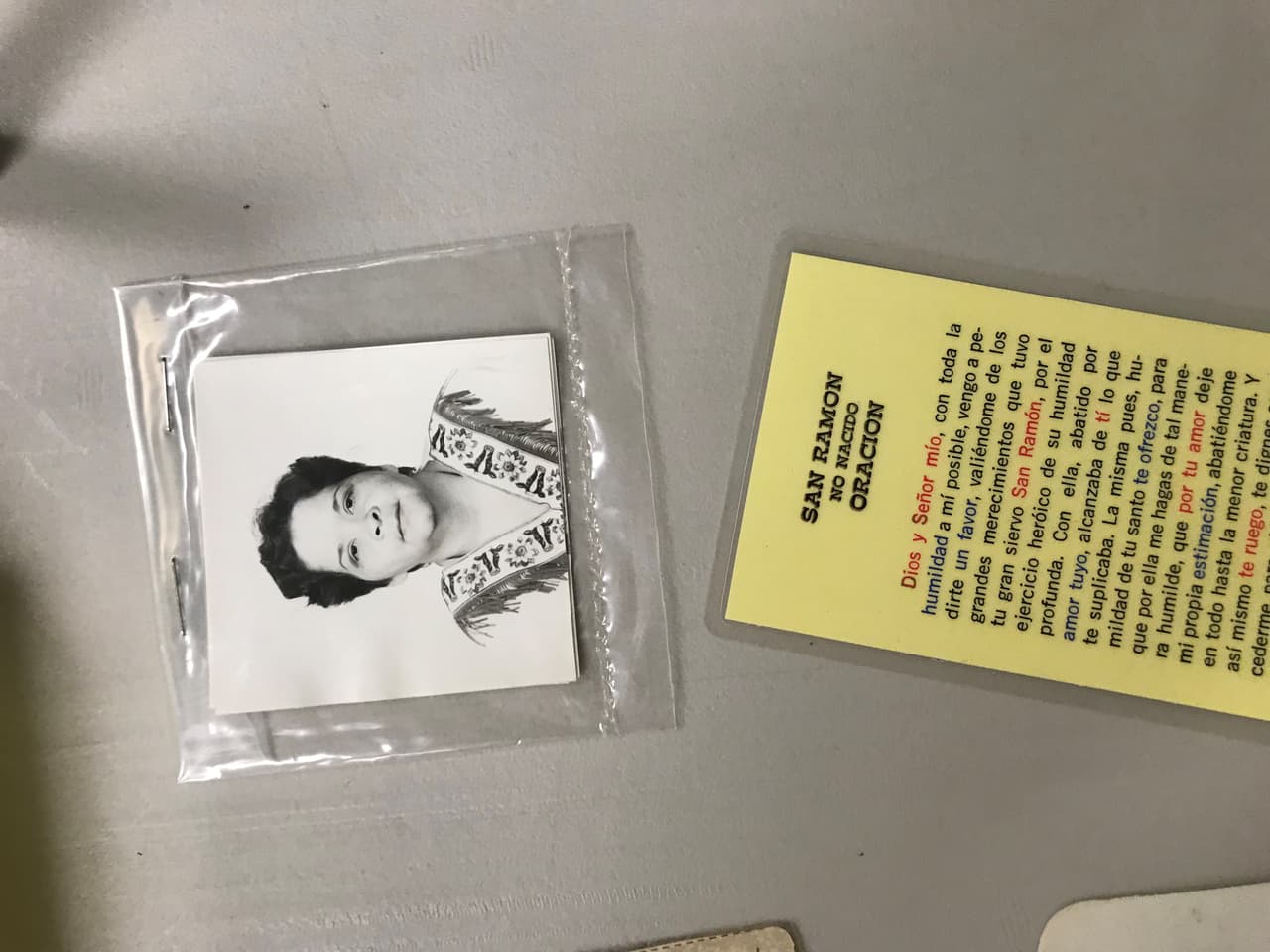 En ese bolsillo, también había un estampa religiosa de San Ramón y unas fotografías en blanco y negro tamaño pasaporte donde Saldívar vestía la blusa que dijo que llevaba la tarde del 30 de marzo de 1995 cuando alegó que la violaron en México.